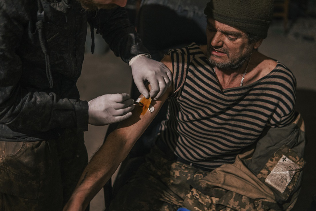 一名受伤乌军在亚速钢铁厂内接受治疗。（图／美联社、亚速军团）(photo:ChinaTimes)