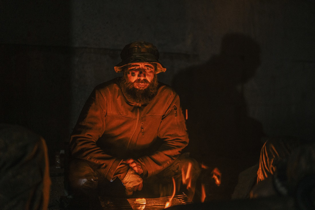 乌军科扎茨基（Dmytro Kozatsky）10日拍下另一名男同袍在钢铁厂内休息的画面。（图／美联社、亚速军团）(photo:ChinaTimes)