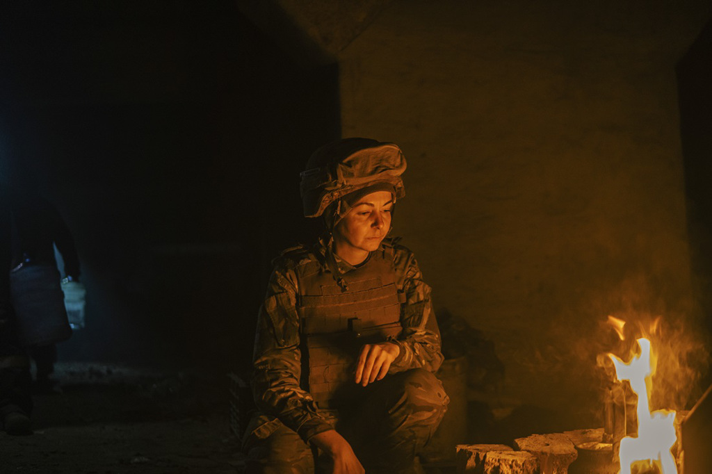 乌军科扎茨基（Dmytro Kozatsky）10日拍下一名女同袍在亚速钢铁厂内休息。（图／美联社、亚速军团）(photo:ChinaTimes)