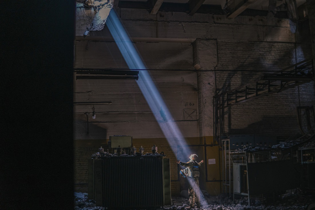 乌军科扎茨基（Dmytro Kozatsky）7日拍下同袍在阴暗的钢铁厂内享受阳光的画面。（图／美联社、亚速军团）(photo:ChinaTimes)