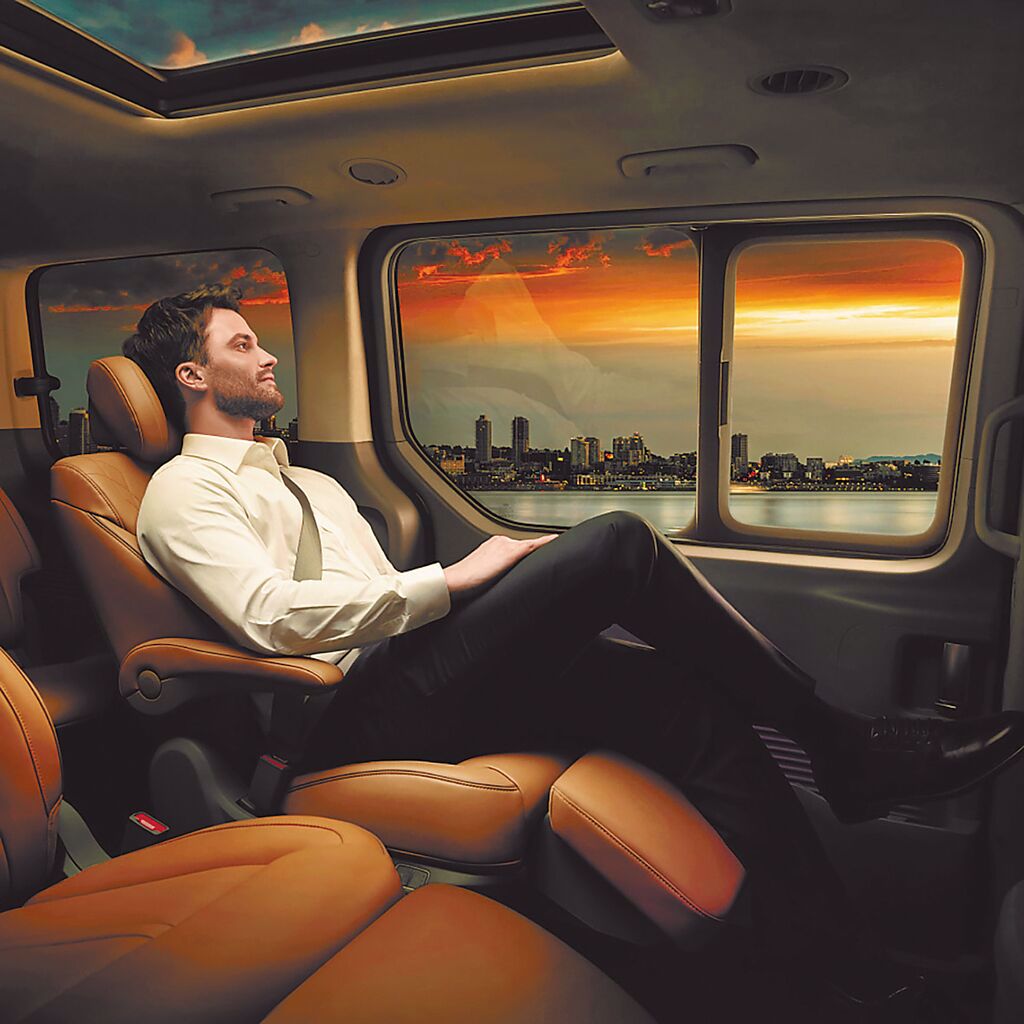 HYUNDAI STARIA CEO未來旗艦商旅搭載雙獨立RELAXION零重力電動座椅。（南陽實業提供）
