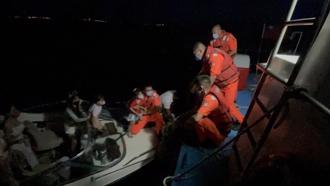遊艇恆春外海失動力 海巡暗夜救回4大人3小孩