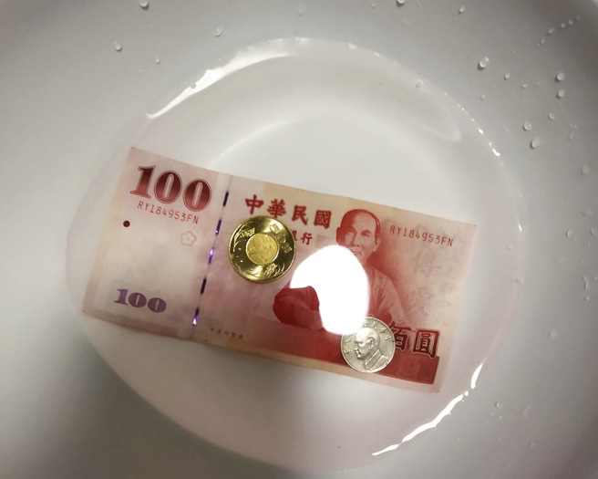 一名外送員分享，有客人把現金泡在裝有液體的桶子裡面，得知液體成份後，他也忍不住嘴角上揚。（圖／翻攝自臉書社團外送員的奇聞怪事）