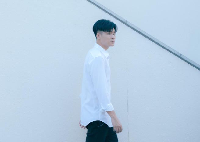 李杰明近來推出新創作單曲，開心分享工作近況。（陶山音樂提供）
