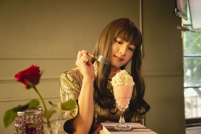 团员阿哲挑战反串入镜，化身成了女神「哲子」。（何乐音乐提供）
