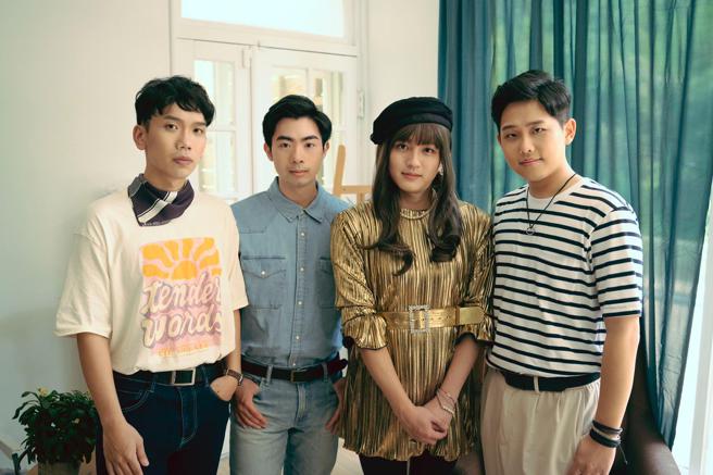 理想混蛋日前拍摄新歌MV，团员阿哲（右二）挑战反串入镜。（何乐音乐提供）