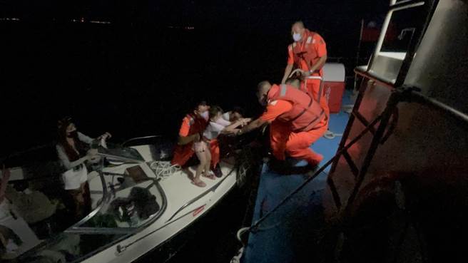 帆船暗夜核三厂外海漂流，海巡即刻救援。(海巡署提供)