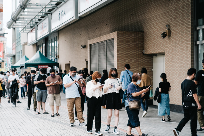 一名女护理师表示，医院从上到下，不论警卫、往生室及清洁消毒员，各个都在为疫情努力，不仅无法休假，许多节庆也被剥夺。图为民眾于新北中和环球接种疫苗照。（图／记者郭吉铨摄影）