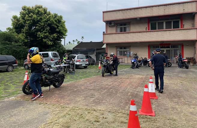 东势警分局特会同环保局、交通部公路总局台中区监理所等权责单位，联合执行「环警监联合稽查」专案勤务加强取缔。（警方提供）