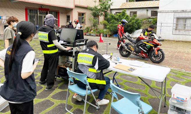 东势警分局特会同环保局、交通部公路总局台中区监理所等权责单位，联合执行「环警监联合稽查」专案勤务加强取缔。（警方提供）