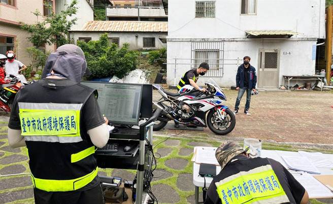 东势警分局特会同环保局、交通部公路总局台中区监理所等权责单位，联合执行「环警监联合稽查」专案勤务加强取缔。（警方提供）