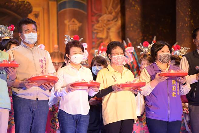 2022台中妈祖国际观光文化节「宫庙风华」，梧栖朝元宫场次昨晚登场，市长卢秀燕及市议员陈廷秀等人，共襄盛举。(台中市政府提供)
