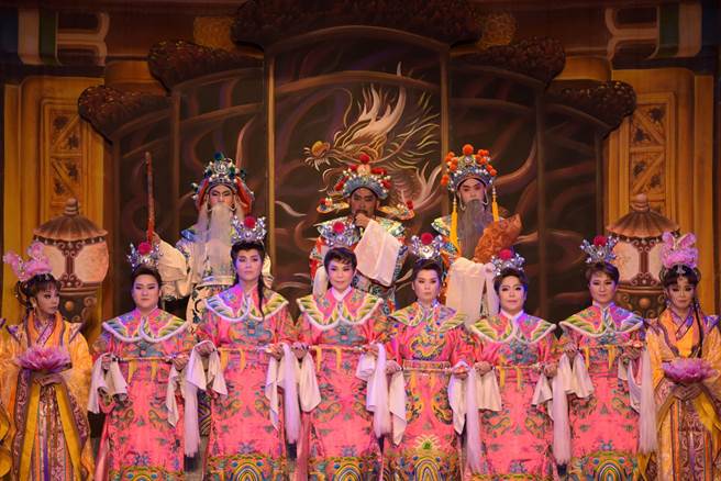 2022台中妈祖国际观光文化节「宫庙风华」，明华园日字戏剧团扮仙。(台中市政府提供)