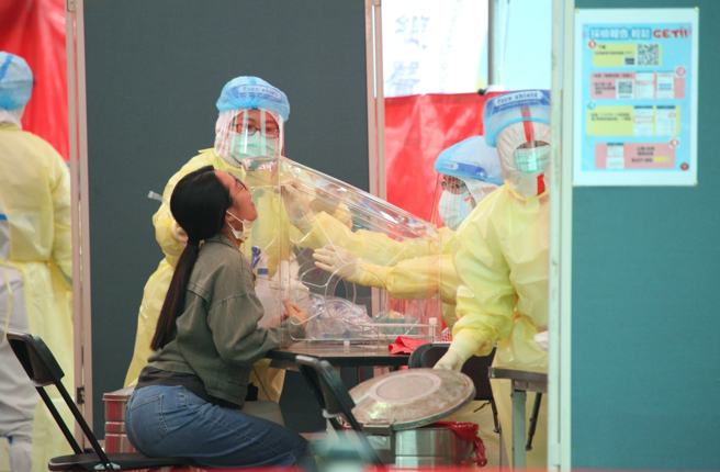 医师张博扬表示，若曾和确诊者脱口罩共餐、近距离接触，无论怎么快筛都是阴性，并非是天选之人。（图／示意图，记者张铠乙摄影）