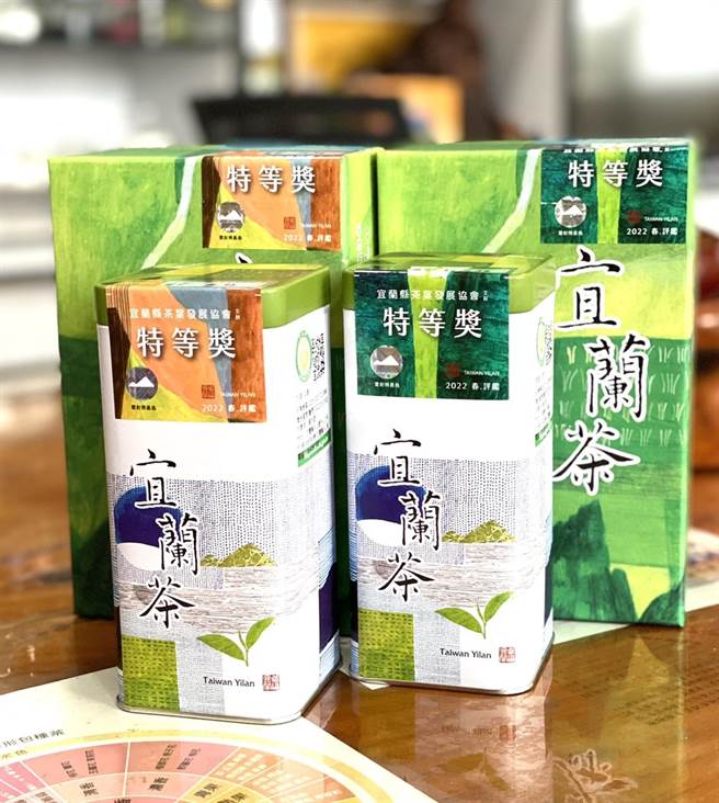 宜兰县茶农黄秋雄在「111年宜兰县春茶品级鑑定比赛」中勇夺双冠王，分别为乌龙茶组及新品种组的特等奖。（宜兰县政府提供／吴佩蓉宜兰传真)