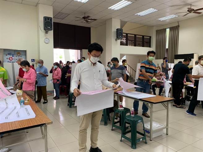 民進黨兩年一度的黨職選舉今（22日）登場，民進黨立委郭國文前往投票。（摘自郭國文臉書）