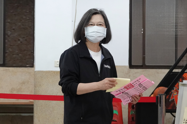 民進黨黨職選舉22日登場，黨主席蔡英文前往新北市永和的投票所投票。(黃世麒攝)