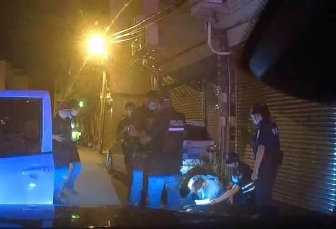 警方将黄男压制逮捕。（翻摄照片／李京升苗栗传真）