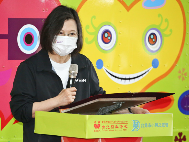 总统蔡英文（见图），22日出席小英号捐血车捐赠启用典礼仪式，致词表示希望更多人一起加入捐血行列，一同支持医疗量能，做医护团对的后盾。（陈俊吉摄）