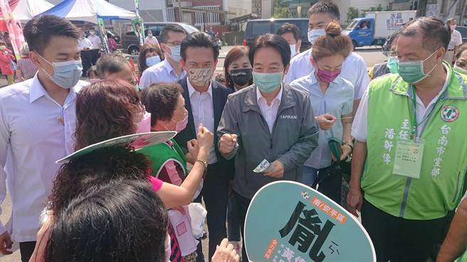 副总统赖清德（灰夹克者）到投开票所投票，基层党员高喊赖医师加油。（程炳璋摄）