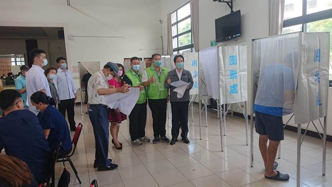 副总统赖清德（右一）、台南市党部主委潘新传（中）22日各自完成投票。（程炳璋摄）