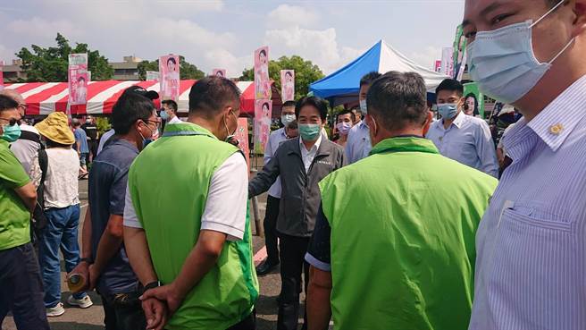 副总统赖清德离去前勉励民进党党职人员。（程炳璋摄）