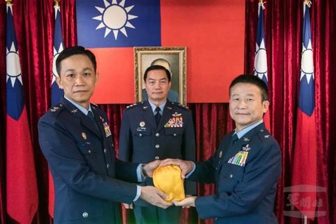 劉峰瑜（左）升任空軍副司令。前參謀總長沈一鳴生前主持參謀本部通資次長交接。軍聞社提供