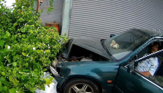 嘉市消防局德安分隊救護人車抵達時，58歲男性駕駛坐在車上等待救援。（嘉義市消防局提供∕呂妍庭嘉義傳真）