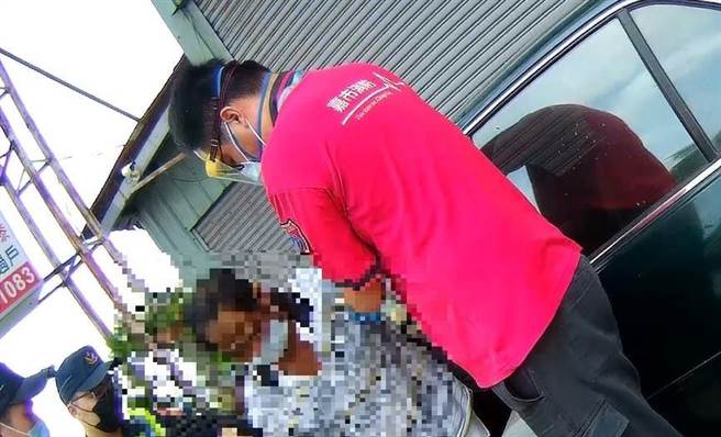 嘉市消防局德安分隊救護人車抵達時，58歲男性駕駛坐在車上等待救援。（嘉義市消防局提供∕呂妍庭嘉義傳真）