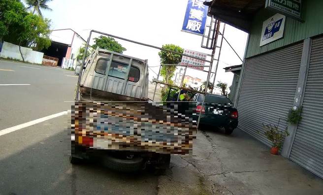 駕駛先失控撞擊路邊小貨車後， 車子才撞上民宅旁的樹叢並卡住。（嘉義市消防局提供∕呂妍庭嘉義傳真）