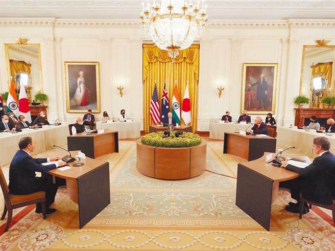 日媒報導，本次Quad聯合聲明擬寫明加強疫苗供應。圖為去年9月在白宮舉行的Quad領導人峰會，左起為時任日本首相菅義偉、印度總理莫迪、美國總統拜登及澳洲總理莫里森。（圖／摘自日本首相官邸臉書）