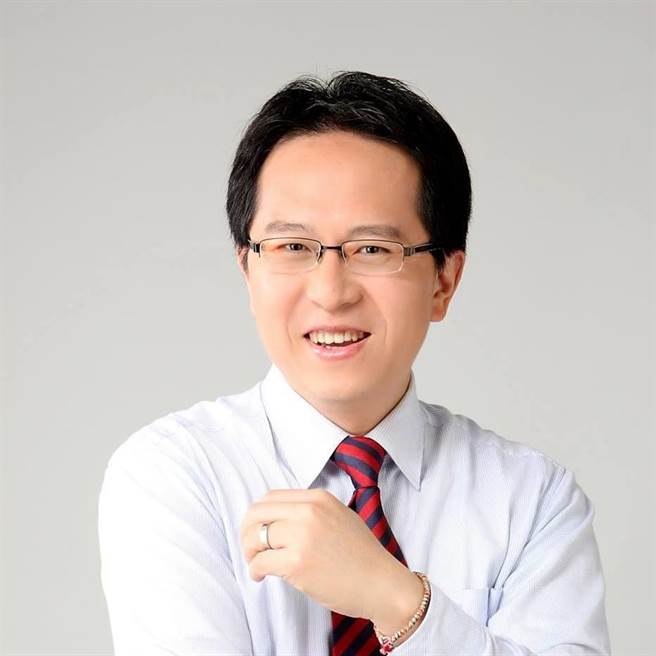 民进党立委邱志伟今（22日）透过脸书表示，昨天早上起床喉咙有点不舒服，快筛呈现阴性，今再度快筛结果出现2条线、呈阳性反应，将等待PCR筛检结果。（摘自邱志伟脸书）