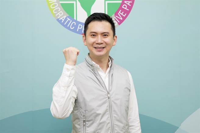 郑朝方接任民进党新竹县党部主委，对是否参选新竹县长还是竹北市长首度松口说「都不排除！」（罗浚滨摄）