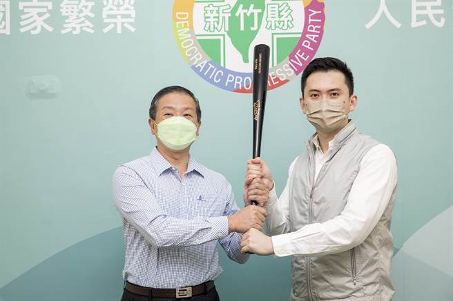 郑朝方（右）接任民进党新竹县党部主委，并现任主委彭瑞德（左）手中接下球棒，象徵延续推动党务工作的重担。（罗浚滨摄）