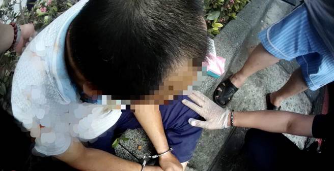 蔡姓男子不满被开单，不仅骂脏话辱警还出拳攻击员警遭逮捕送办。（翻摄照片／高雄洪靖宜传真）