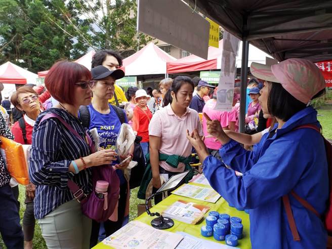  花蓮縣內原先僅有3名取得手語翻譯技術士證照的手譯員，協助聽語障者洽公、就醫、銀行開戶或參與活動等，服務量負荷重，不過今年有3人獲得丙級證照，未來將投入服務，提升縣內整體手譯量能。（花蓮縣政府提供／羅亦晽花蓮傳真）