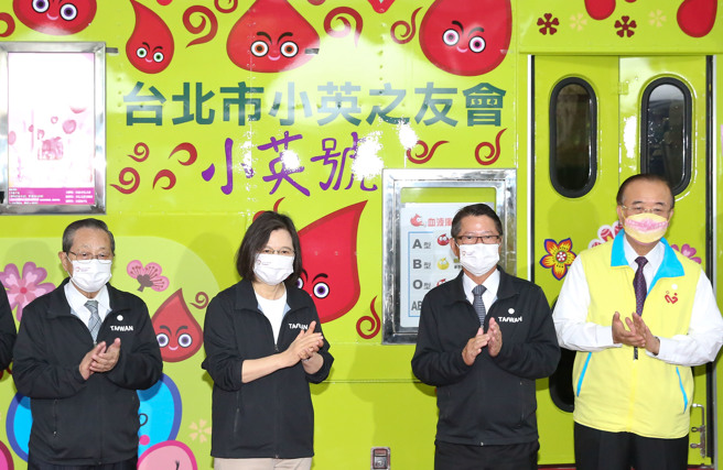 总统蔡英文（左二），22日出席小英号捐血车捐赠启用典礼仪式，与小英之友会全国总会会长顏志发（左一）、小英之友会北市总会长陈茂仁（右二）、新光医院院长侯胜茂（右一）一同举行揭牌。（陈俊吉摄）