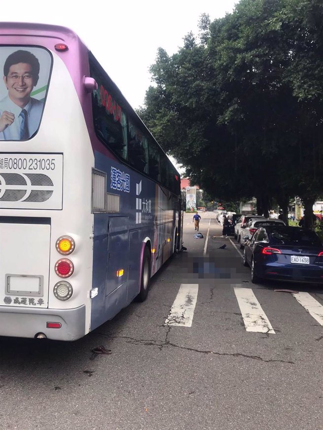 事故發生後機車騎士整個人被彈飛路邊。（翻攝畫面）