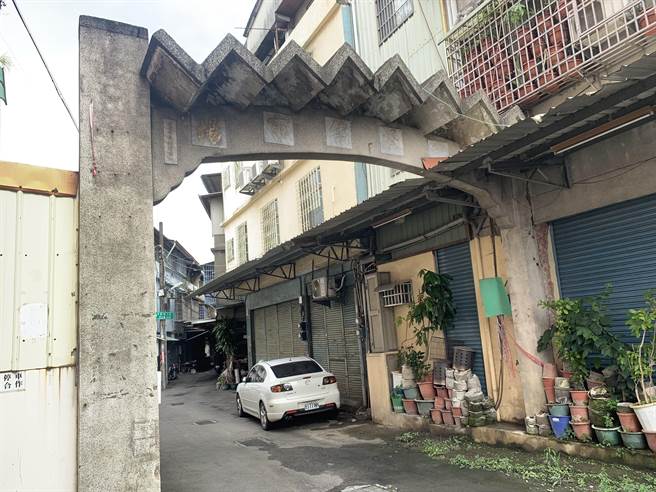 位于台中市大里区的「内新零售市场」牌楼面临拆除命运，地方陈情盼保存。（李天生提供／林欣仪台中传真）