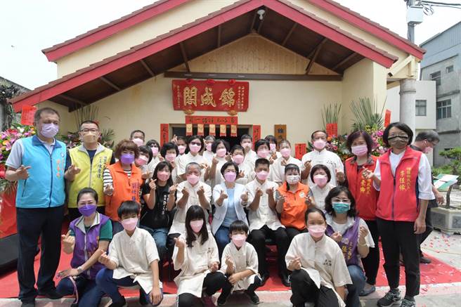 22日上午老屋變身「錦成閣高甲戲曲館」開幕，縣長王惠美現身致贈門匾，期許錦成閣能永續