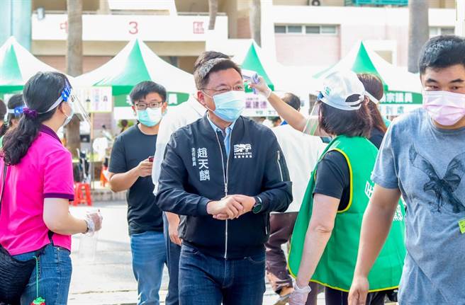 現任高市黨部主委趙天麟一早投票，談到卸任心情，直說「很輕鬆」，會全力支持新主委許智善。（柯宗緯翻攝）