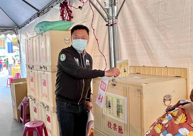 現任高市黨部主委趙天麟一早投票，談到卸任心情，直說「很輕鬆」，會全力支持新主委許智善。（柯宗緯翻攝）