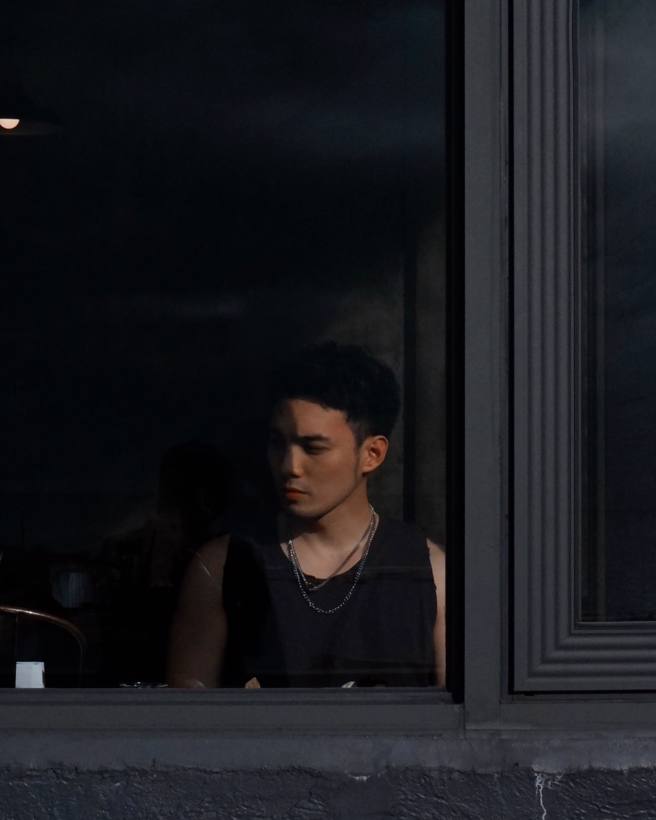 黄伟晋为拍网帅照，无意打翻饮料去厕所清理，却因门没锁被下一个人开门，让他当下尷尬到想死。(图/黄伟晋 FB)