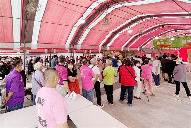 民进党嘉义市党部主委改选，现任主委黄露慧与挑战者黄敏修战况早已打得火热，今投票日，党员投票十分踊跃，大排长龙。（吕妍庭摄）