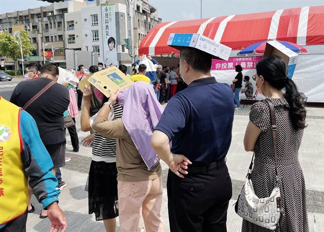 民进党嘉义市党部主委改选，现任主委黄露慧与挑战者黄敏修战况早已打得火热，今投票日，党员投票十分踊跃，大排长龙。（吕妍庭摄）