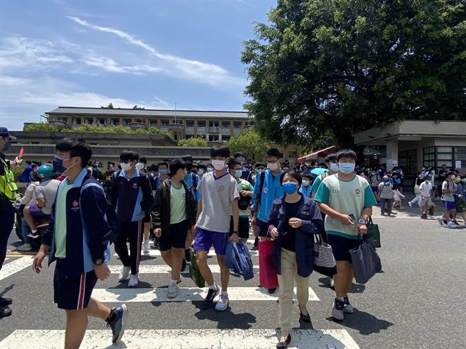 笼罩在疫情之下的国中会考今天落幕。(曹婷婷摄)