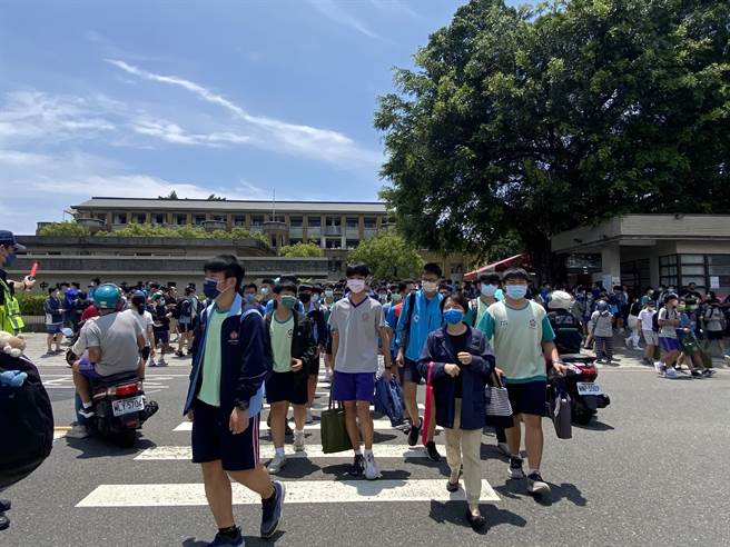 笼罩在疫情之下的国中会考今天落幕，考生迈开大步离开考场。(曹婷婷摄)