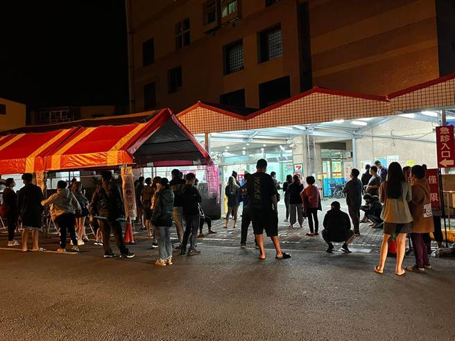 隨著全台疫情持續延燒，各醫院醫診總擠滿排隊等著PCR民眾。(摘自屏東縣議員陳揚臉書粉絲團)