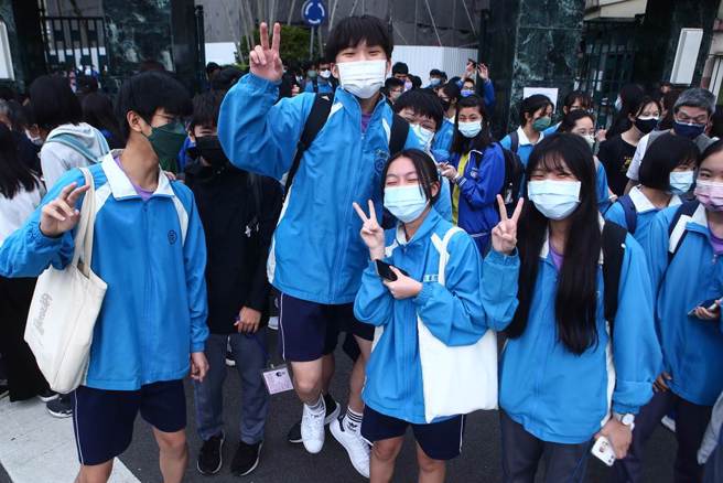 國中會考的第二天，考生在考完後開心的步出考場，遇到都待在家裡遠距教學的同學們，互道「好久不見」。（鄧博仁攝）
