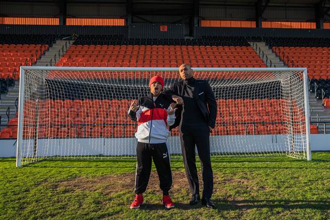 黄明志（左）与世足传奇球星Thierry Henry合作。（亚洲通文创提供）